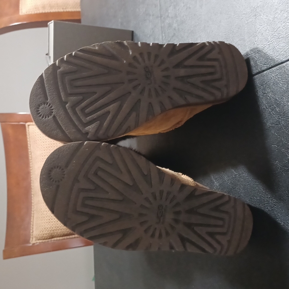 UGG winter close out. Tall fur lined boots in excellent condition. Worn once. - Picture 5 of 5